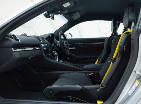 Porsche 718 Cayman GT4 12