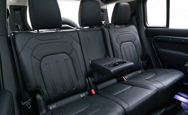 Land Rover Defender 110 HSE P300 13
