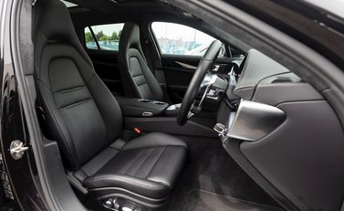 Porsche Panamera Turbo Sport Turismo 12