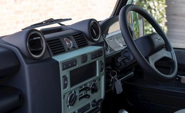 Land Rover Defender 90 Heritage Hard Top 14