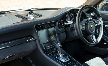 Porsche 911 (991.2) Targa 4 GTS 17