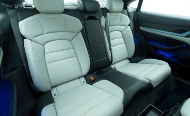 Porsche Taycan 4S 12