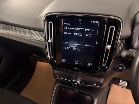 Volvo XC40 2.0 D3 R-Design Euro 6 (s/s) 5dr 22