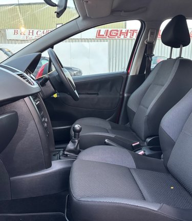 Peugeot 207 VERVE.. 9 SERVICES.. INCLUDING CAMBELT.. LOW INSURANCE.. PERFECT FIRST CAR  3