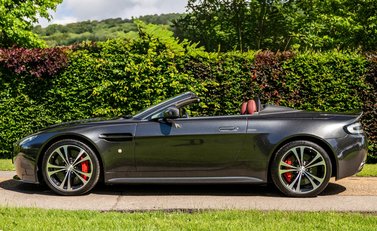 Aston Martin V12 Vantage ROADSTER 3