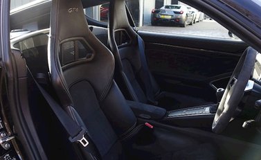 Porsche Cayman GT4 12