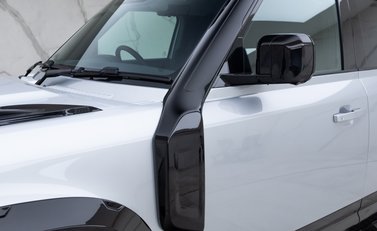 Land Rover Defender 110 D300 HSE Hard Top URBAN 25