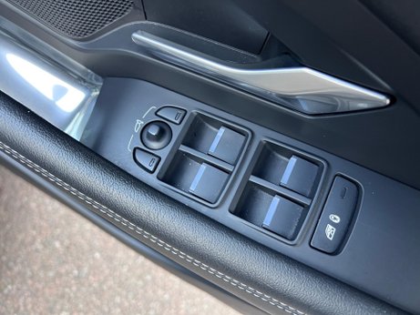 Jaguar E-Pace 2.0 D204 MHEV R-Dynamic Black Auto AWD Euro 6 (s/s) 5dr 38