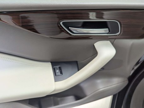 Jaguar F-Pace 2.0 F-PACE Portfolio AWD D Auto 4WD 5dr 39
