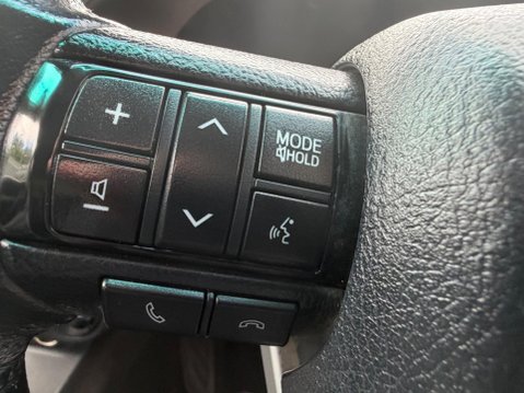 Toyota Hilux INVINCIBLE X 4WD D-4D DCB 33