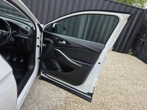 Vauxhall Grandland X 1.2 Turbo SE Euro 6 (s/s) 5dr 28