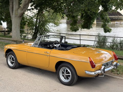 MG B ROADSTER 2