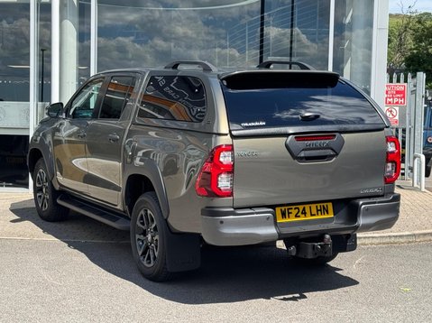 Toyota Hilux INVINCIBLE X 4WD D-4D DCB 6