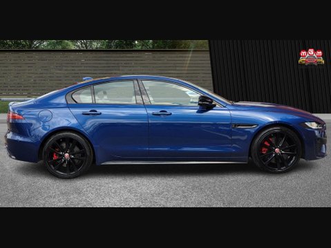 Jaguar XE R-DYNAMIC BLACK MHEV 9