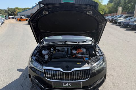 Skoda Superb SE TECHNOLOGY IV DSG - 11 SERVICES AT SKODA -HYBRID AUTOMATIC ESTATE 65