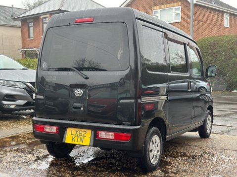 Toyota bB Pixis 3
