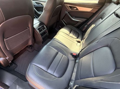 Jaguar F-Pace 2.0 D200 MHEV R-Dynamic SE SUV 5dr Diesel Auto AWD Euro 6 (s/s) (204 ps) 35