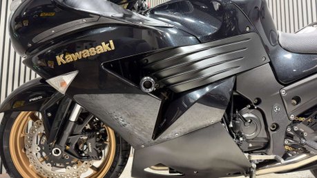 Kawasaki ZZR1400 2010 ONLY 30K STUNNING BIKE PANNIERS LONG MOT WARRANTY 1400CC 39