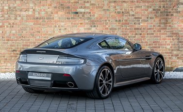 Aston Martin V12 Vantage S 7