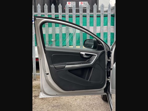 Volvo S60 2.4 S60 SE Luxury Nav D5 Auto 4dr 32