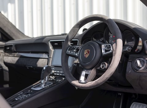 Porsche 911 Carrera GTS (991.2) 11