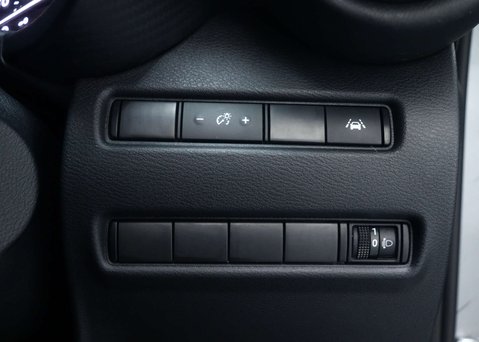 Nissan Juke 1.6 N-Connecta SUV 5dr Petrol Hybrid Auto Euro 6 (143 ps) 38