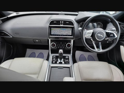 Jaguar XE R-DYNAMIC S 2