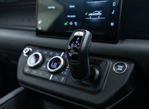 Land Rover Defender 90 D300 X-DYNAMIC HSE 39