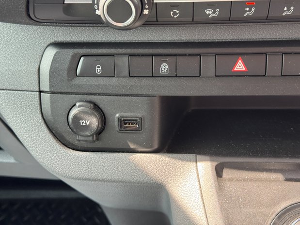 Vauxhall Vivaro Crew Cab AUTO LWB L2H1 Low Roof 3100 Elite Air Con Alloys Sensors Cam Nav E 39