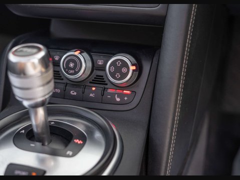 Audi R8 5.2 R8 Spyder Quattro V10 Semi-Auto 4WD 2dr 48