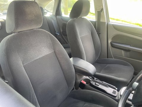Ford Focus 1.6 Ghia 5dr 18