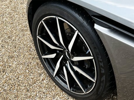 Aston Martin DB11 V12 35