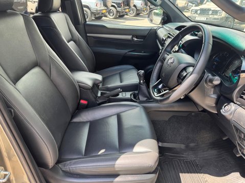 Toyota Hilux INVINCIBLE X 4WD D-4D DCB 18
