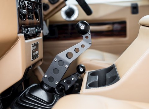 Land Rover Defender 90 XS Bowler 20