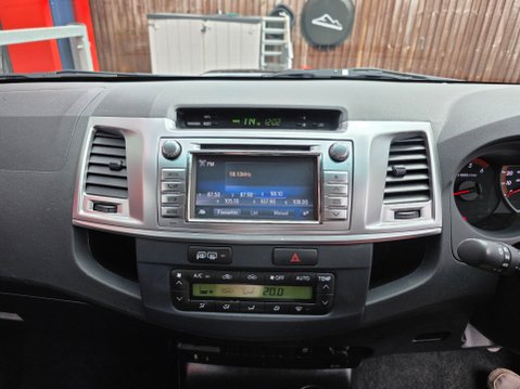Toyota Hilux INVINCIBLE 4X4 D-4D DCB Auto 17