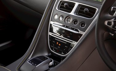 Aston Martin DB11 V8 18