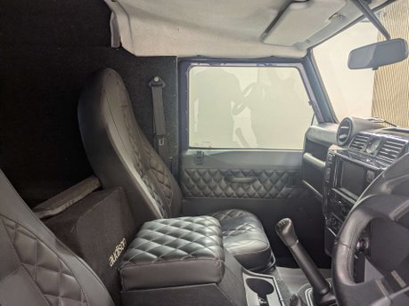 Land Rover Defender 2.2 Defender 90 Hard Top TD 4WD 5dr 29