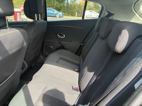 Renault Megane 1.6 16V Dynamique TomTom Hatchback 3dr Petrol Manual (163 g/km, 110 bhp) 11