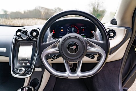 McLaren GT V8 SSG 11