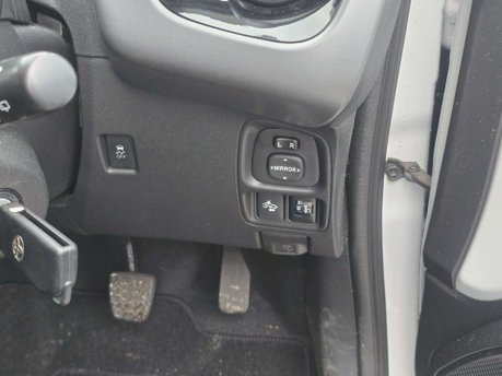 Toyota Aygo 1.0 VVT-i x-play Hatchback 5dr Petrol x-shift Euro 6 (Safety Sense) (71 ps) 34