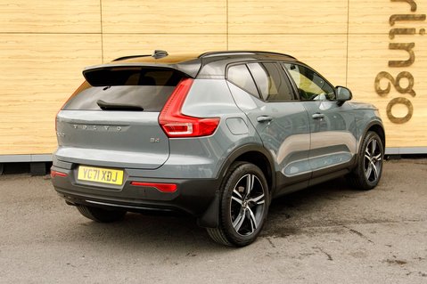 Volvo XC40 B4 R-DESIGN MHEV 2