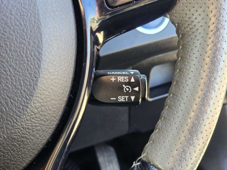 Toyota Yaris 1.5 VVT-h Design Hatchback 5dr Petrol Hybrid E-CVT Euro 6 (101 ps) 27