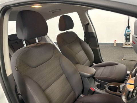 Hyundai IONIQ 1.6 IONIQ Premium FHEV Semi-Auto 5dr 16