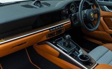 Porsche 911 SPORT CLASSIC (992) 18