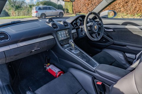 Porsche 718 Cayman GT4 PDK 8