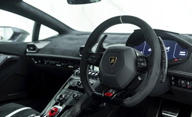 Lamborghini Huracan LP640-4 Performante 9
