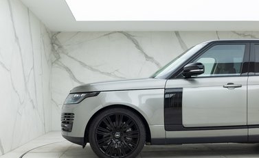 Land Rover Range Rover D300 Westminster Black Edition 23