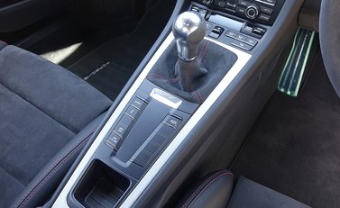 Porsche Cayman GT4 6