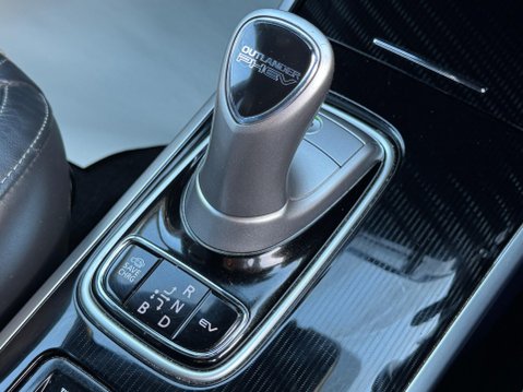 Mitsubishi Outlander 2.4h TwinMotor 13.8kWh Exceed Safety CVT 4WD Euro 6 (s/s) 5dr 28