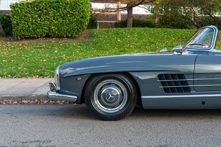 Mercedes-Benz SL 300SL Roadster 8